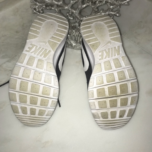 Sold! Nike blk /White EUC 4 youth - Picture 4 of 7